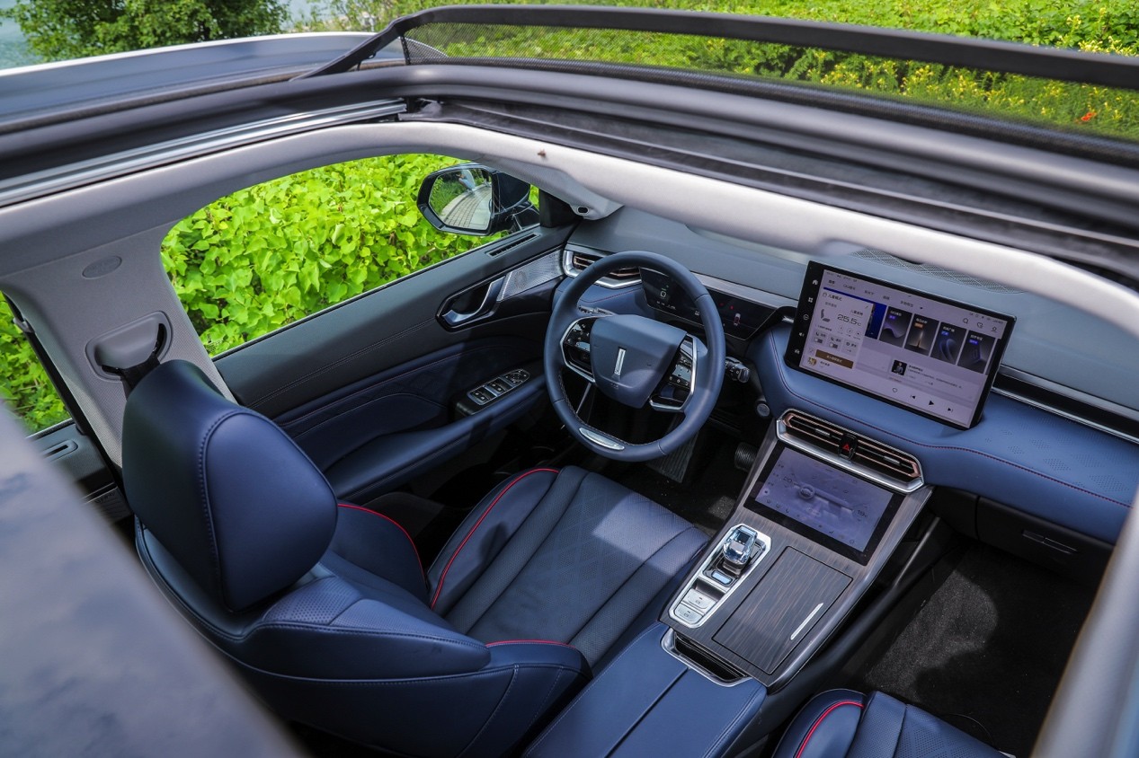 省油、动力、智能、品质兼顾，拿铁DHT-PHEV彰显智能新能源SUV魅力