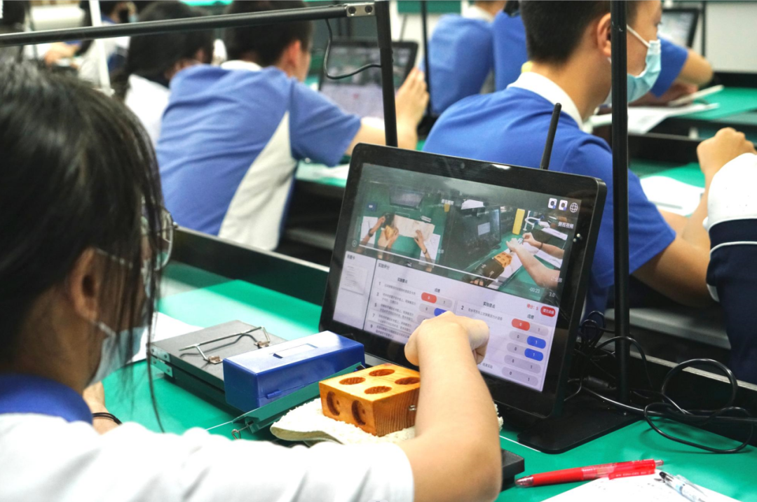 深圳学校亮相全国新型教学模式论坛，展示基于AI的课堂教学创新图3