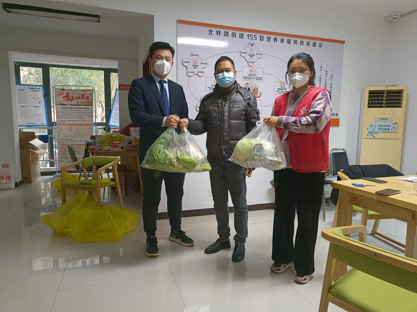 郑州市金基社区为困难群体发放“爱心蔬菜包”，将爱心“蔬”送到家