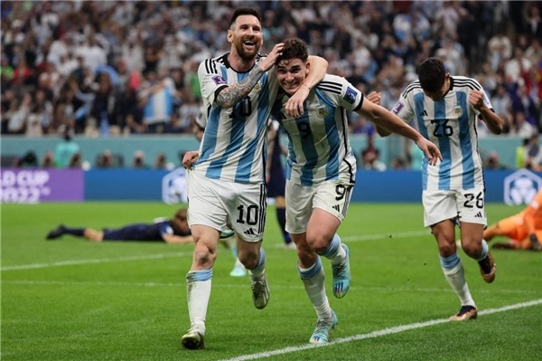 阿尔瓦雷斯梅二开度 梅西传射破纪录 阿根廷3-0克罗地亚挺进决赛