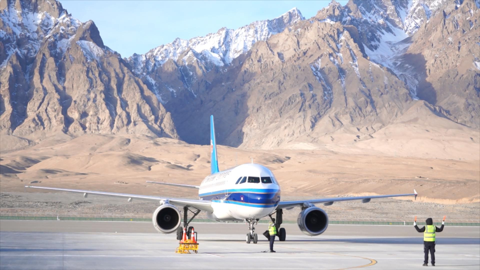 银燕飞临帕米尔高原 喀什旅游业迎来腾飞新机遇_
