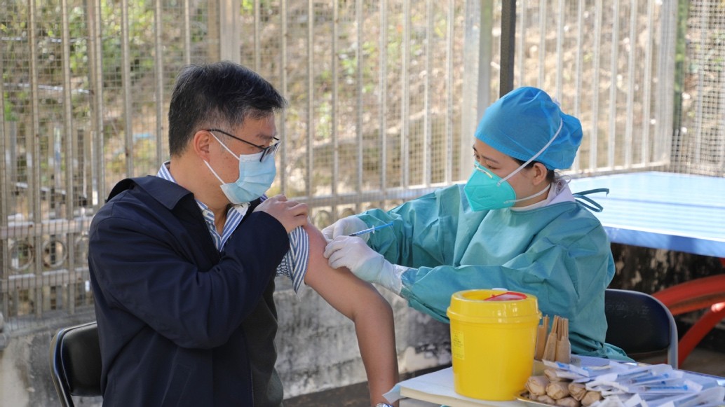 第四针来了！金湾区机关领导干部带头接种新冠疫苗加强针，丽珠生物助力加码预防奥密克戎