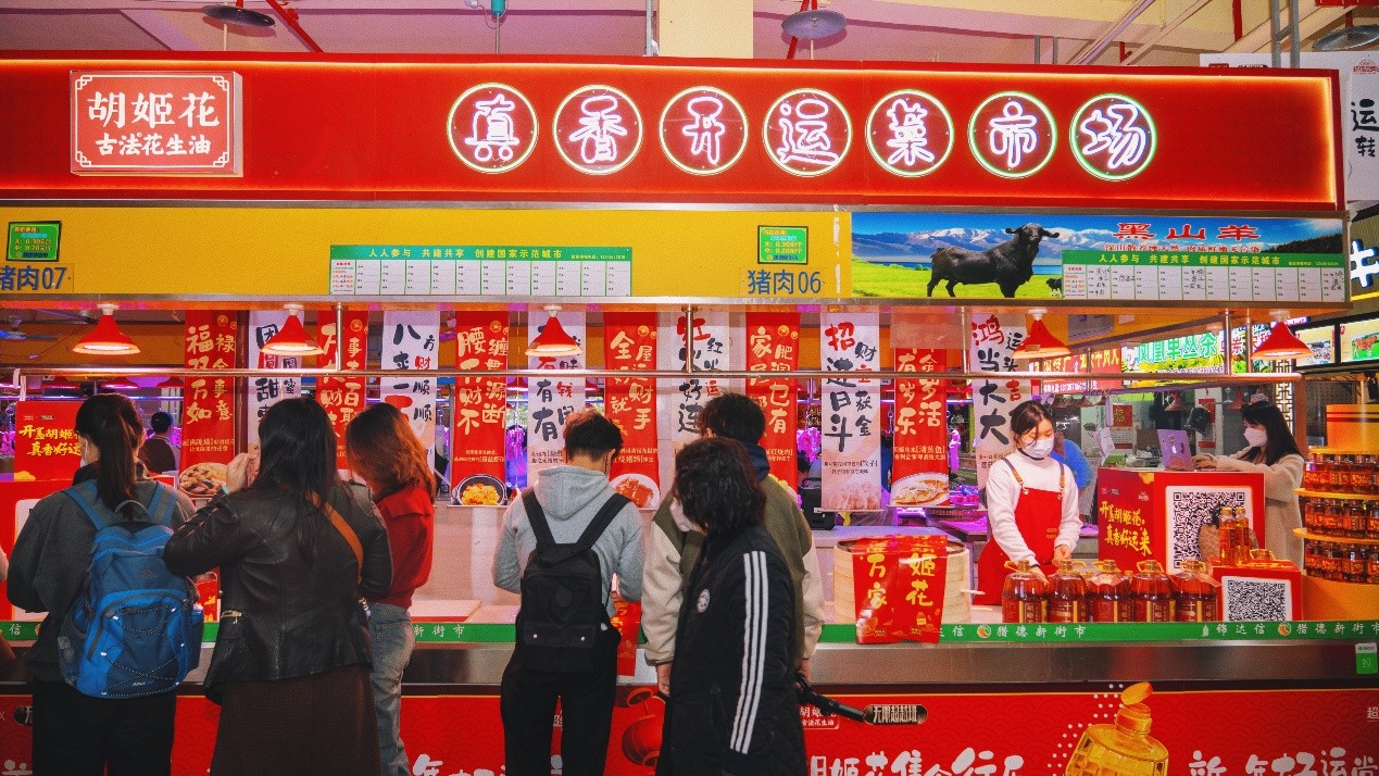 麦长青吃出新年好运的秘密，藏在胡姬花“真香开运菜市场”里