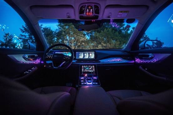 选一个喜欢的氛围灯颜色,躺在车里,吹着暖风,听着音乐,透过1.